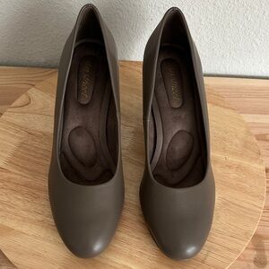 Easy Street Equinox Womens Round Stiletto Heel Pumps new 7.5WW taupe